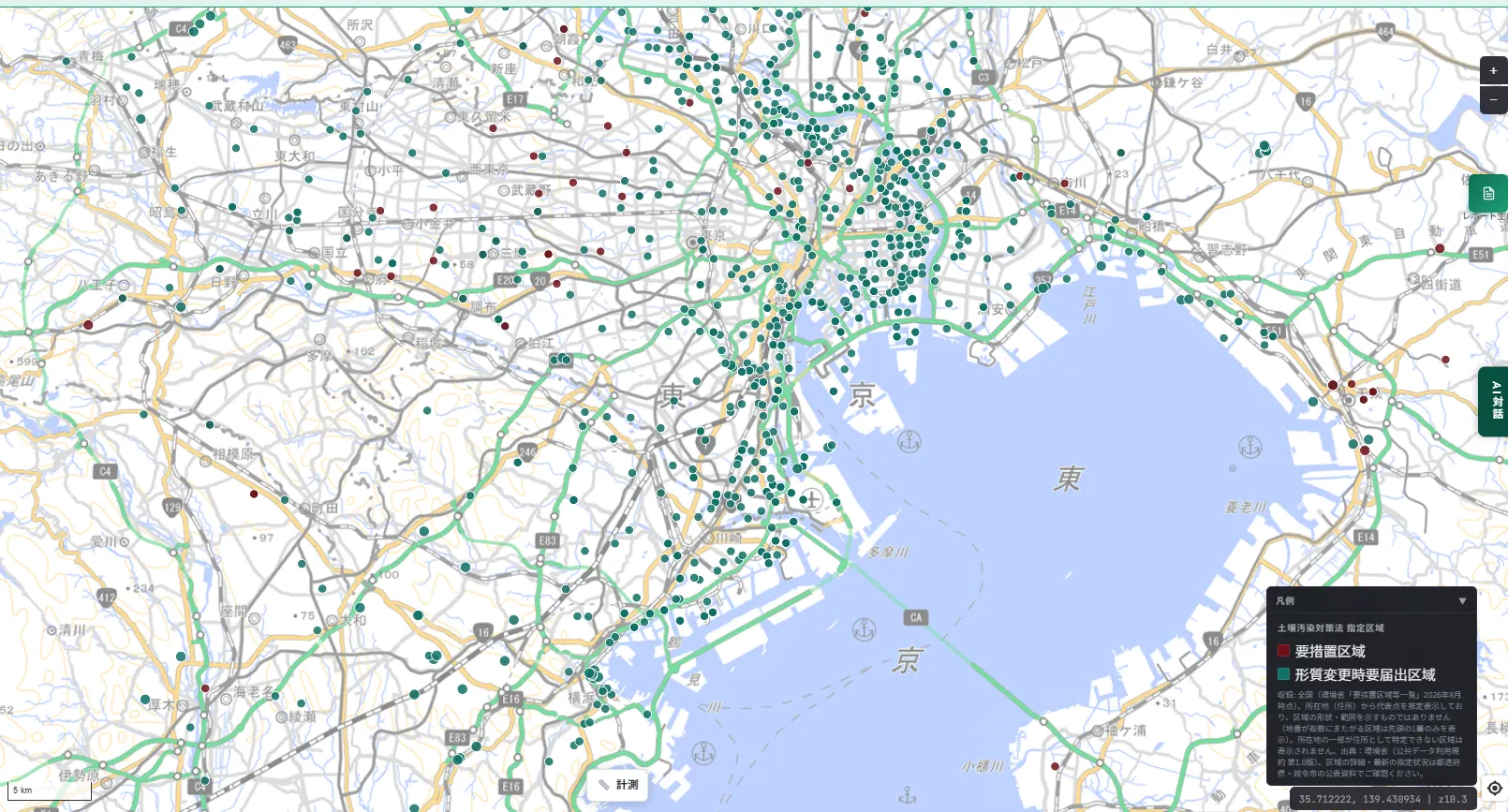 東京都心部を表示した地図画面。極めて高密度の緑色マーカー（形質変更時要届出区域）のクラスターが都心部から多摩川沿い・江戸川区方面まで広がっている