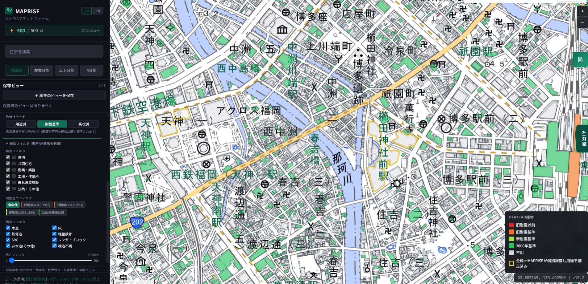 同じ建物群を耐震基準別に色分け。赤=旧耐震以前(〜1970)、オレンジ=旧耐震基準(1971-81)、黄緑=新耐震基準(1982-99)、緑=2000年基準以降。天神ビッグバンの再開発区域（金色の枠線）はほぼ緑一色だが、周辺の街区には赤やオレンジが目立つ
